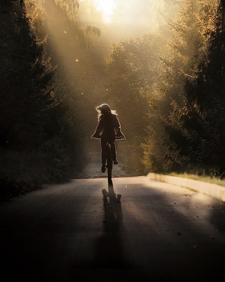 Девушка уходит в даль