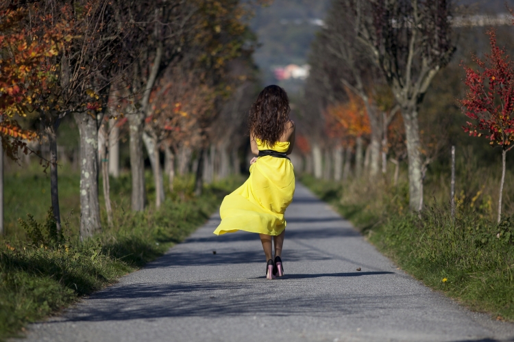 Уходящая женщина