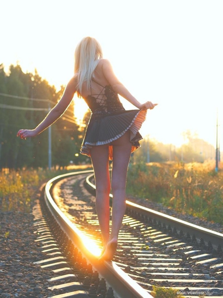 Уходящая женщина