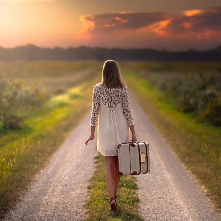 Уходящая девушка