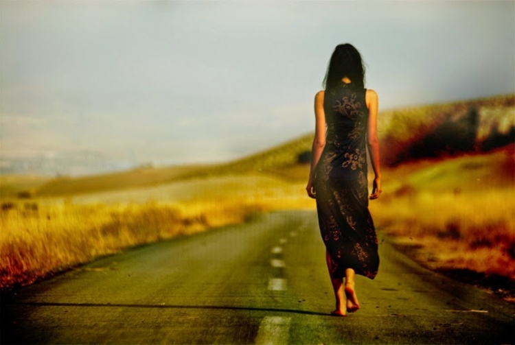 Девушка уходит по дороге