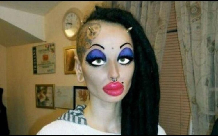 Накрашенная девушка