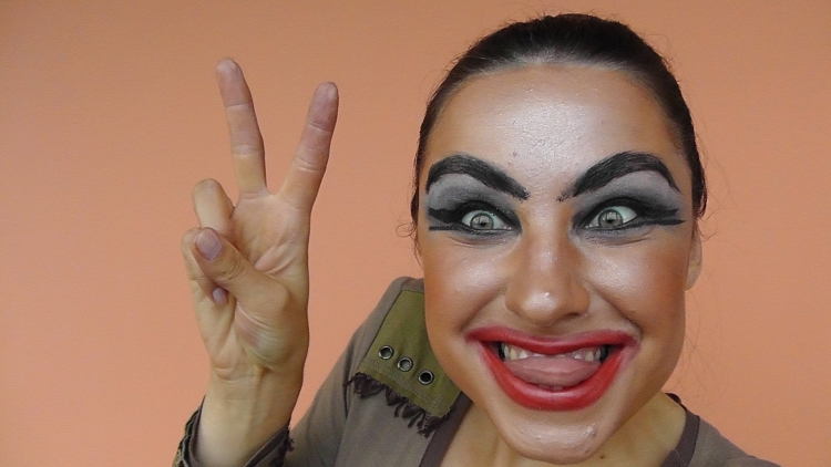 Яркая девушка