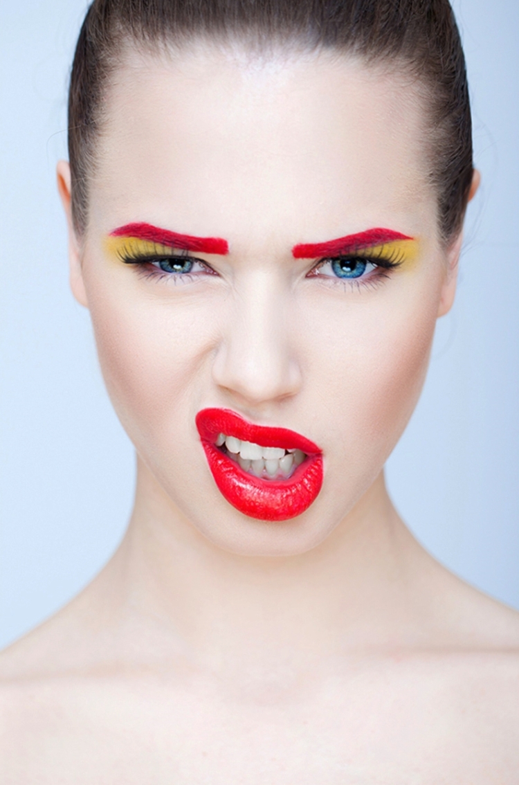 Женщины с накрашенными глазами