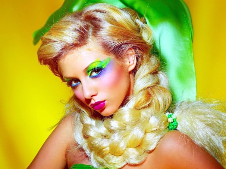 Накрашенная женщина