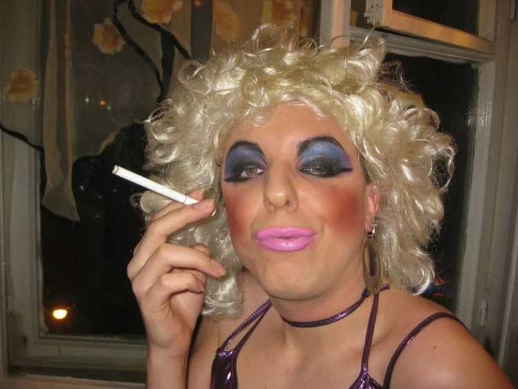 Накрашенная девушка