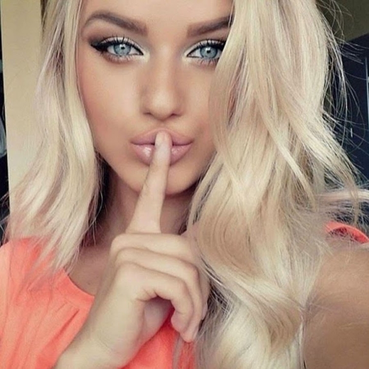 Девушка с яркими губами