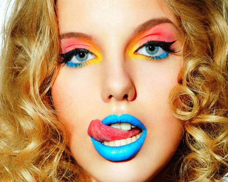 Накрашенная девушка