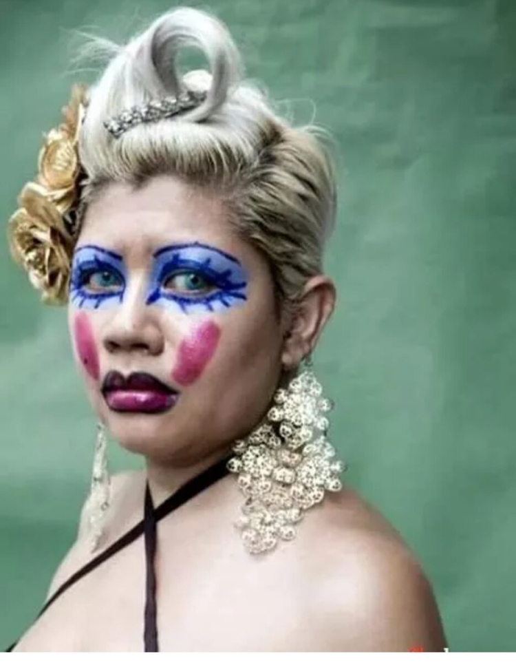 Красивые накрашенные девушки