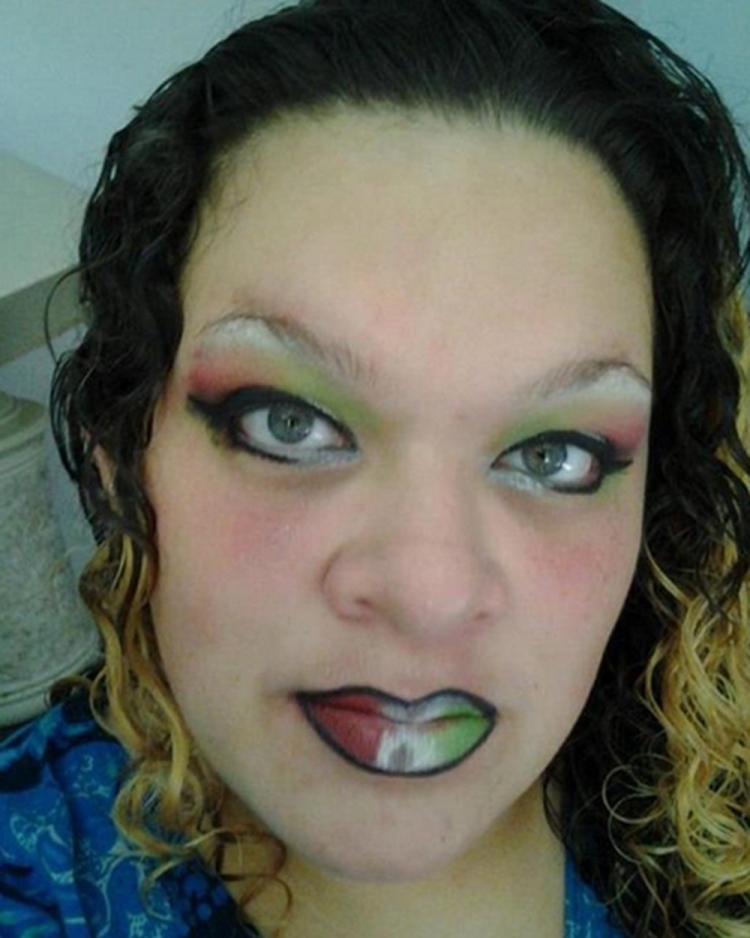 Накрашенная страшная девочка