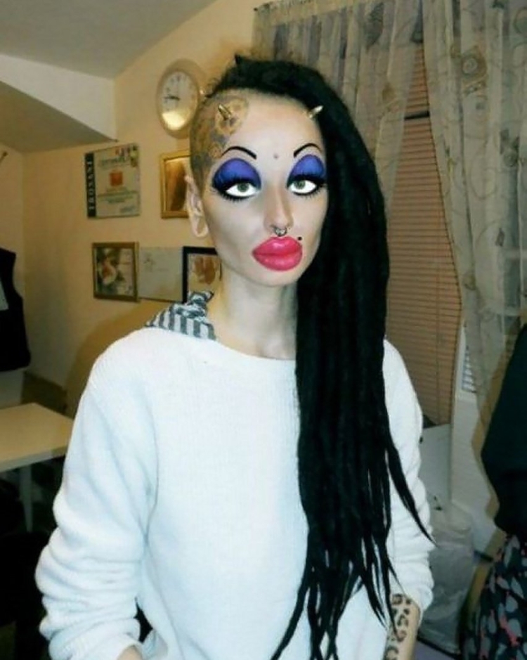 Накрашенная женщина