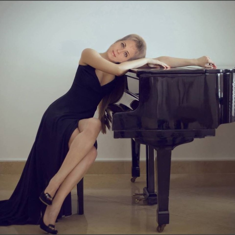 Женщина улыбается фортепиано