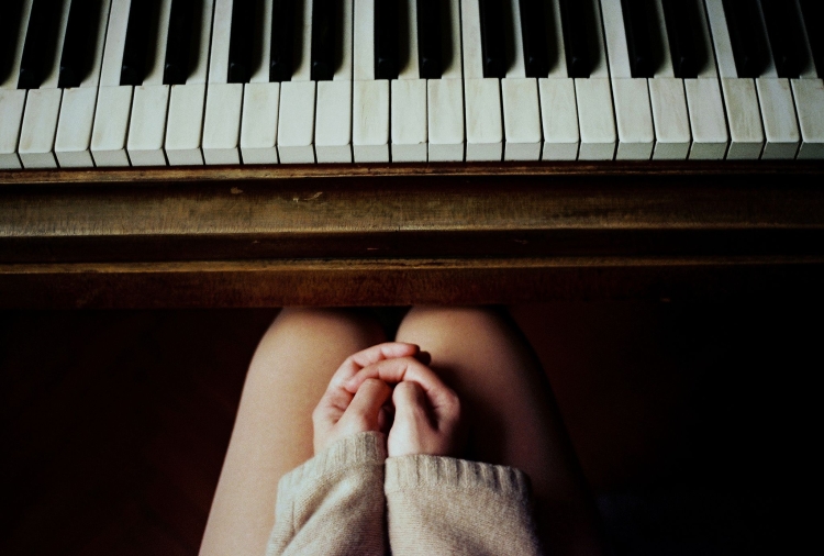 Девушка на рояле