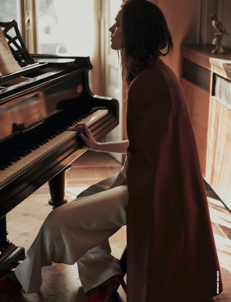 Девушка на рояле