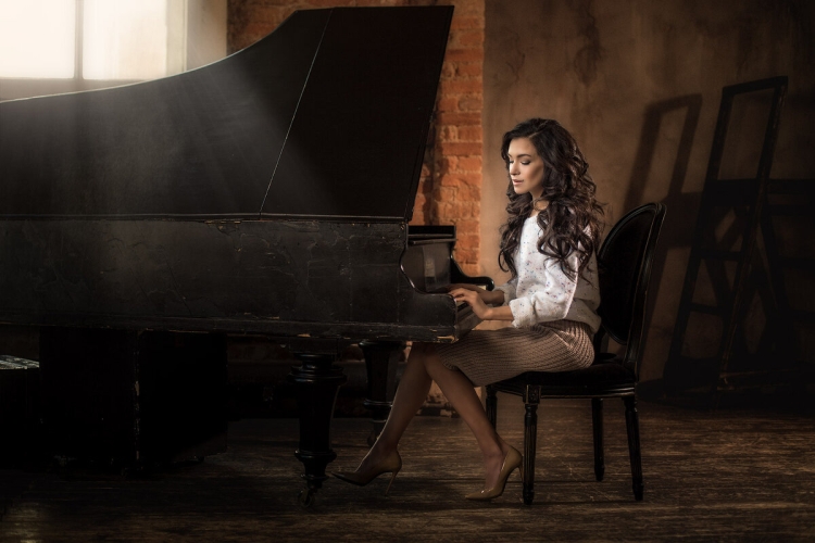 Кира Найтли за фортепьяно