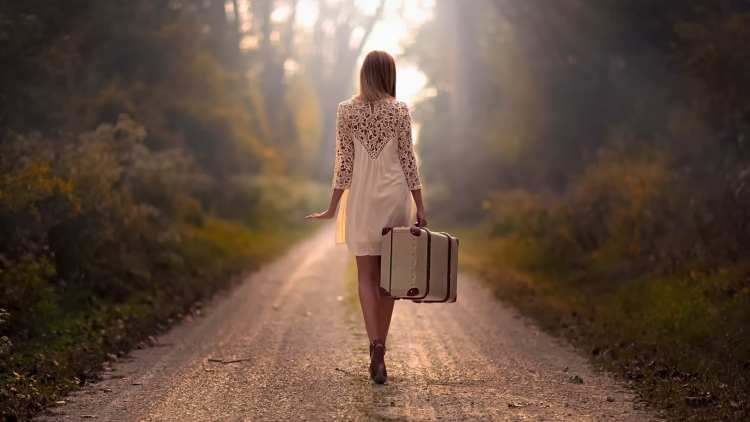 Женщина уходит