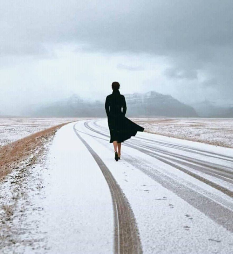 Уходящая девушка