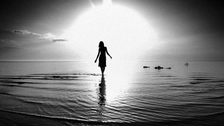 Уходящая женщина