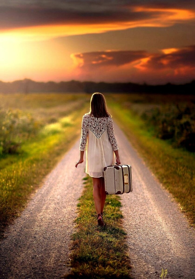 Девушка идет по дороге