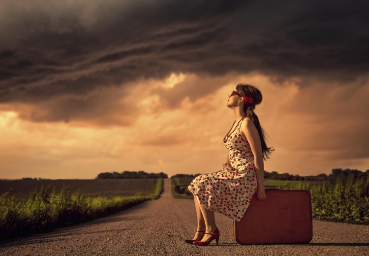 Девушка идет с чемоданом