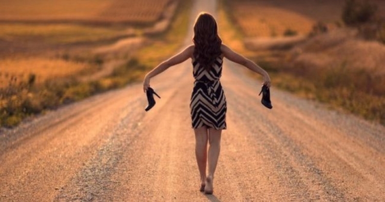 Девушка уходит