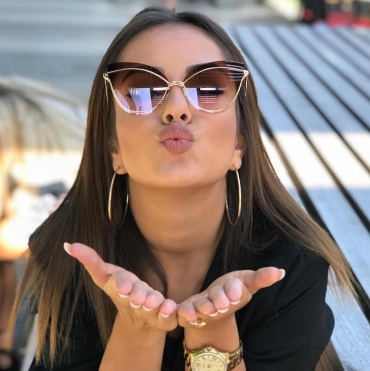 Девушка воздушный поцелуй