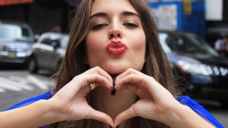 Девушка воздушный поцелуй