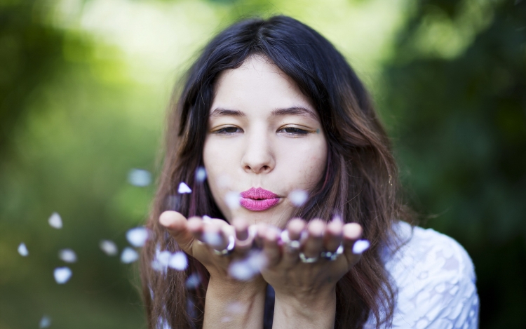 Девушка воздушный поцелуй