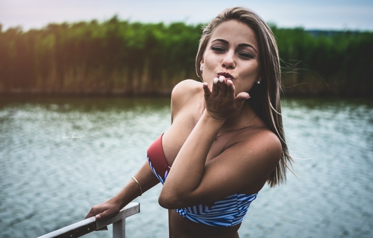 Девушка воздушный поцелуй