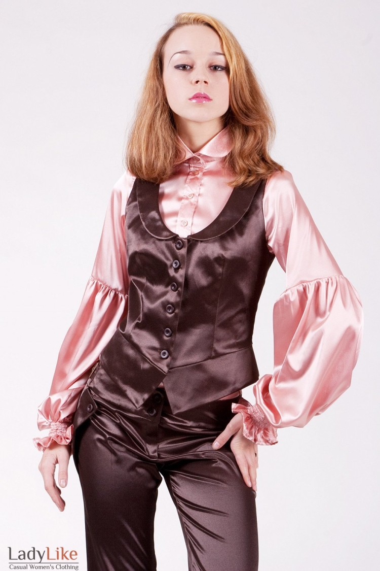 Девушки в атласных блузках