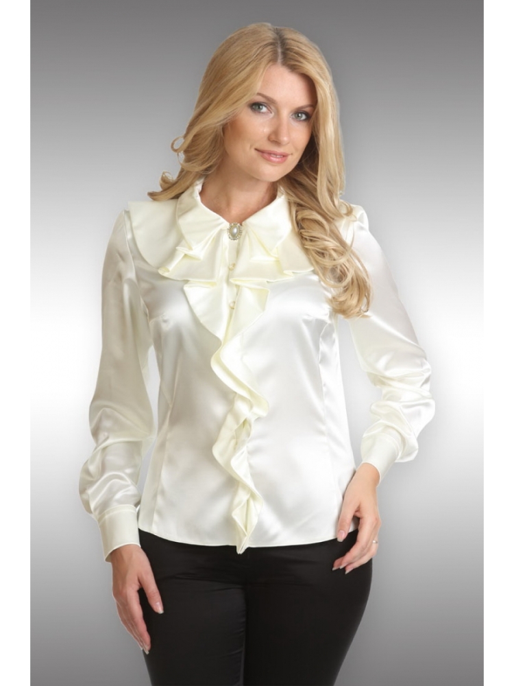 Женщина в атласной блузке