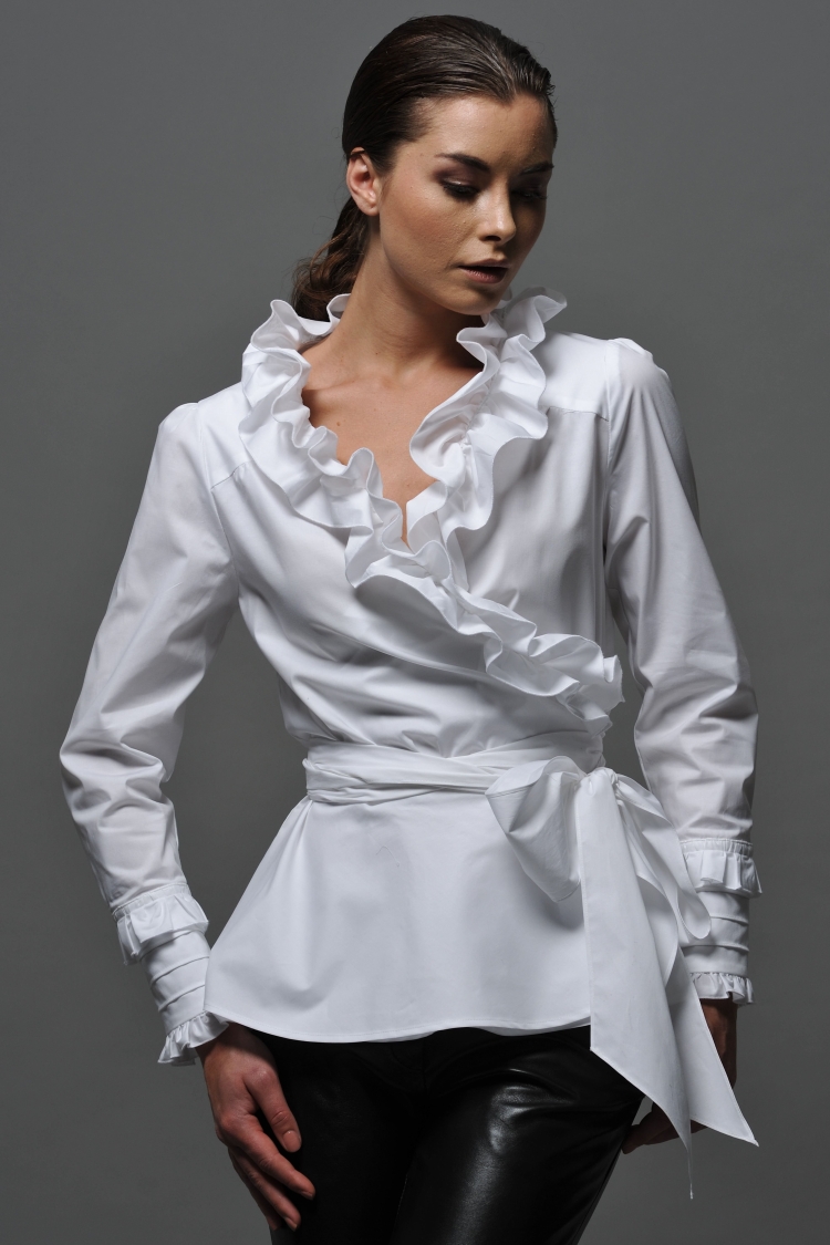 Девушки в атласных блузках