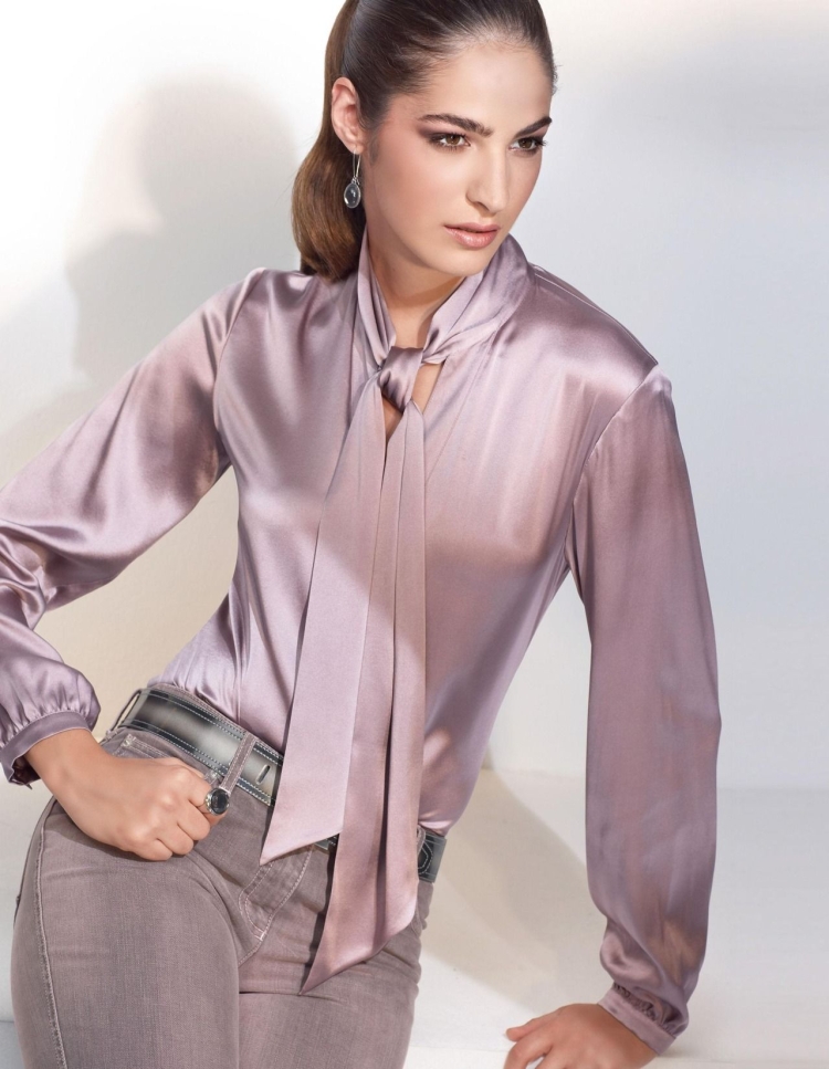 Красивые девушки в атласном