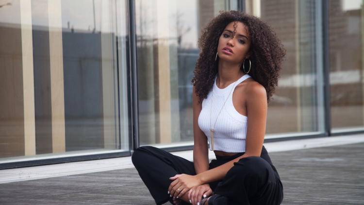 Певица афроамериканка Тэйлор