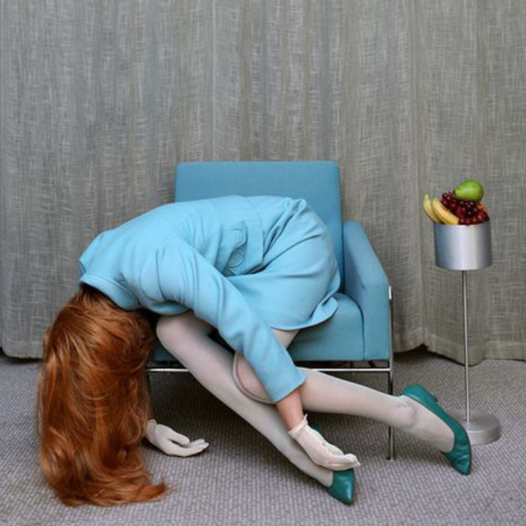 Уставшая женщина художественное фото