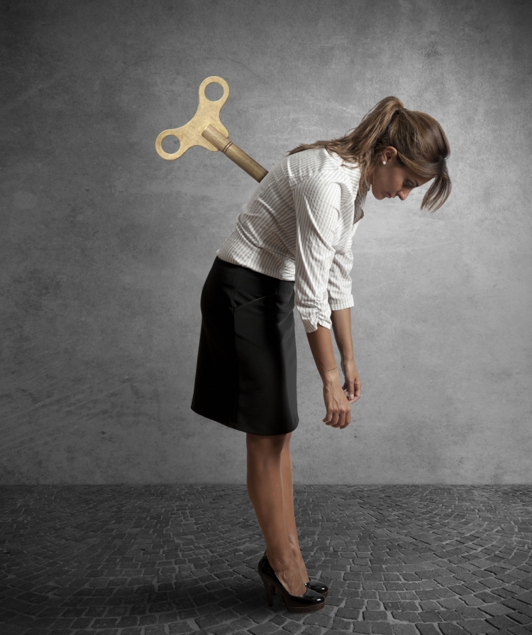 Уставшая женщина на кухне