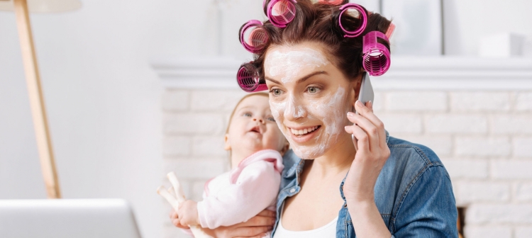 Женщина убирается