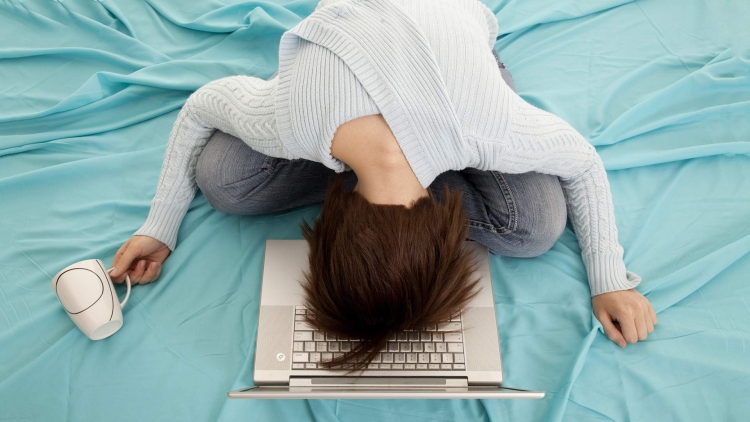 Уставшая мама с малышом