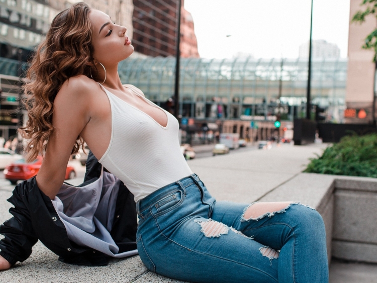 Девушки в майках на улице