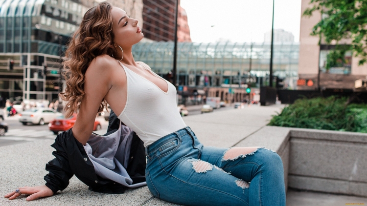 Девушки в джинсах на улице частное