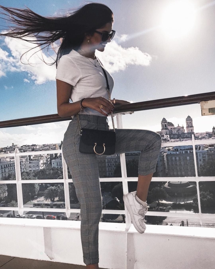 Андреа Архона в джинсах