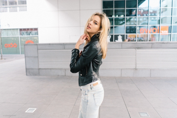 Стильная девушка в джинсах