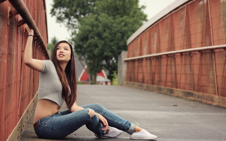 Девушка в джинсах сзади