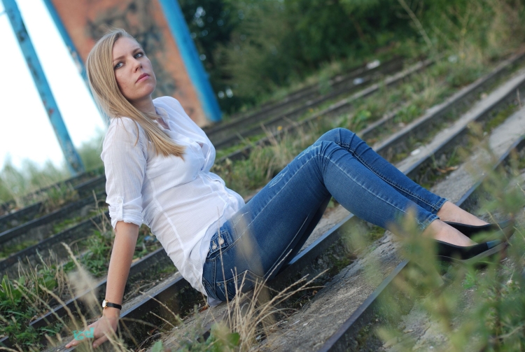 Девушки в джинсах на улице