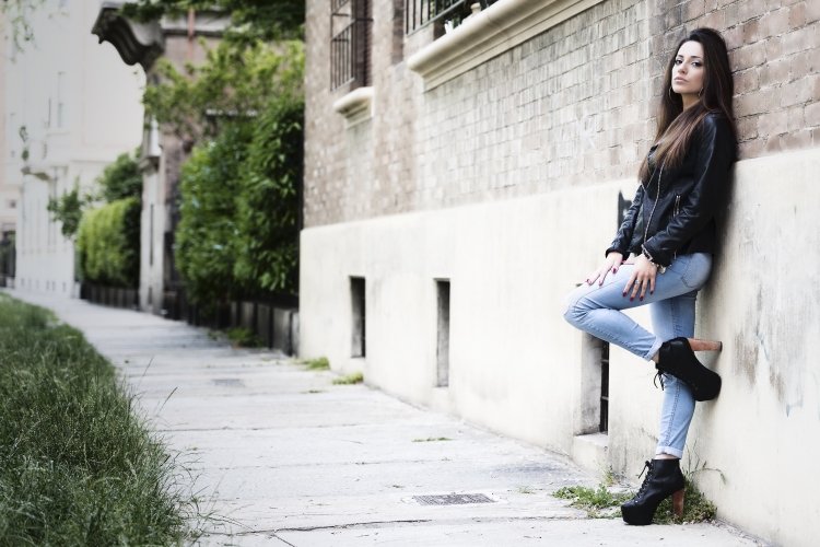 Эмили Ратажковски в джинсовой куртке