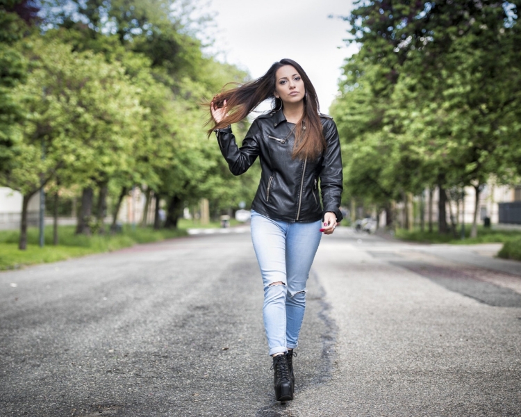 Блондинка в джинсах