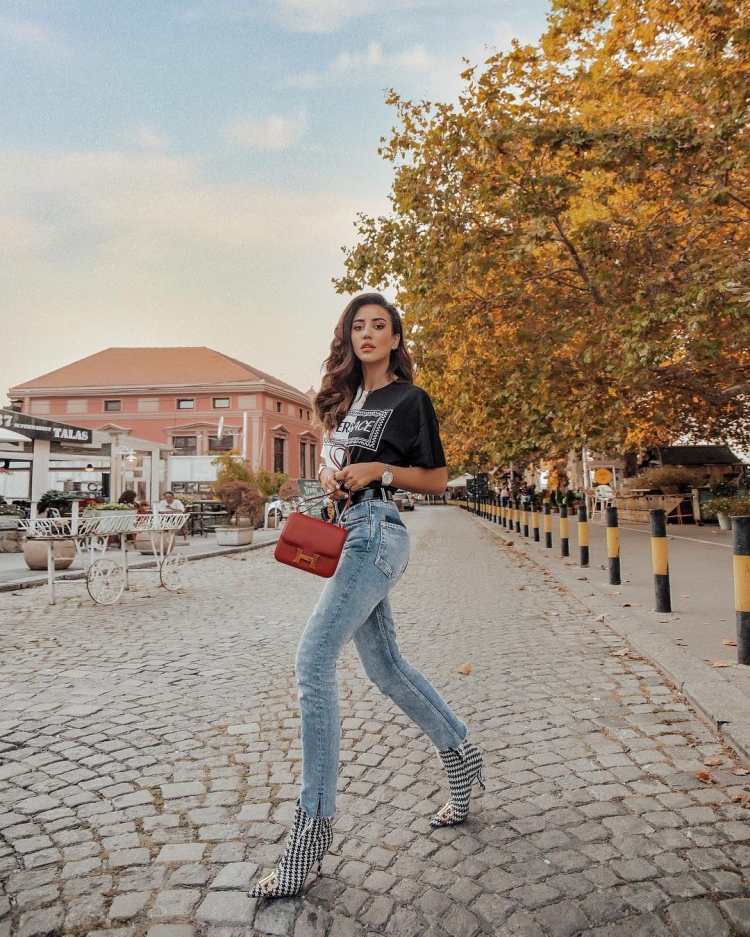 Красивые девушки в рваных джинсах