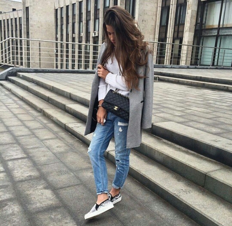 Блондинка в джинсах и рубашке