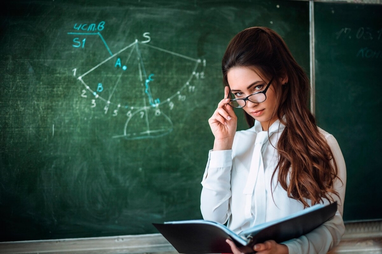 Девушка учитель