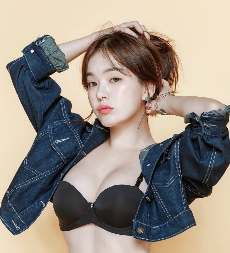 Девон Аоки горячие в юбке